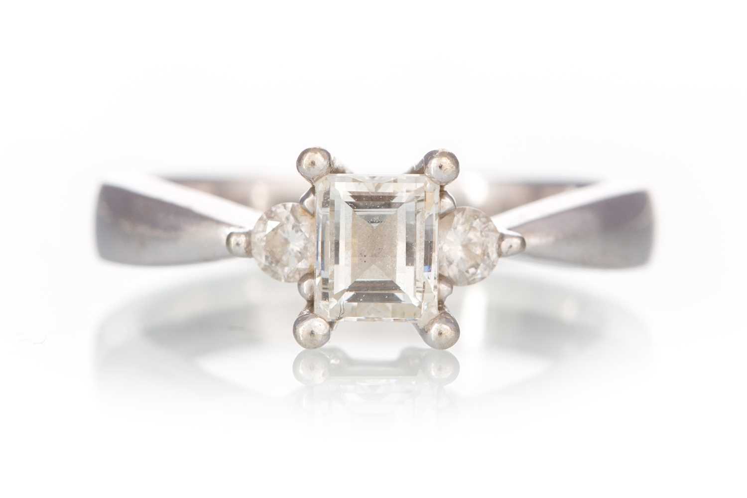 Lot 453 - DIAMOND DRESS RING