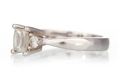 Lot 453 - DIAMOND DRESS RING