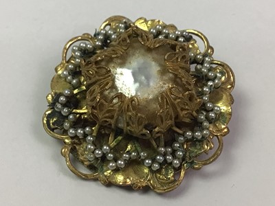 Lot 310 - GROUP OF COSTUME JEWELLERY