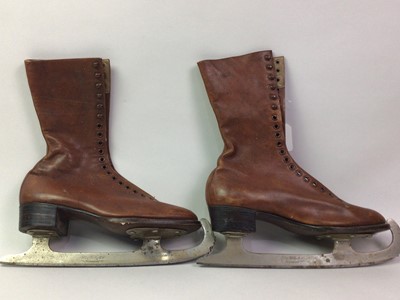 Lot 379 - LADIES ICE SKATES