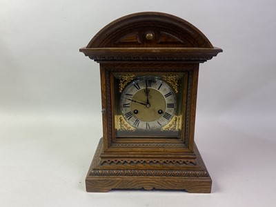 Lot 554 - OAK MANTEL CLOCK