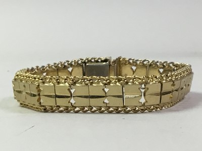 Lot 610 - COLLECTION OF COSTUME JEWELLERY