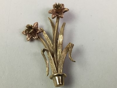 Lot 620 - GOLD CLOGAU FLOWER BROOCH