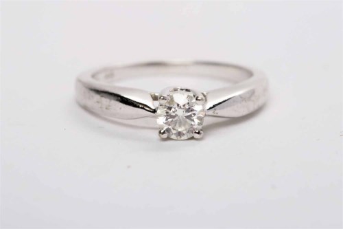 Lot 327 - DIAMOND SOLITAIRE RING the four claw set round...