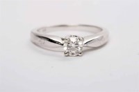 Lot 327 - DIAMOND SOLITAIRE RING the four claw set round...