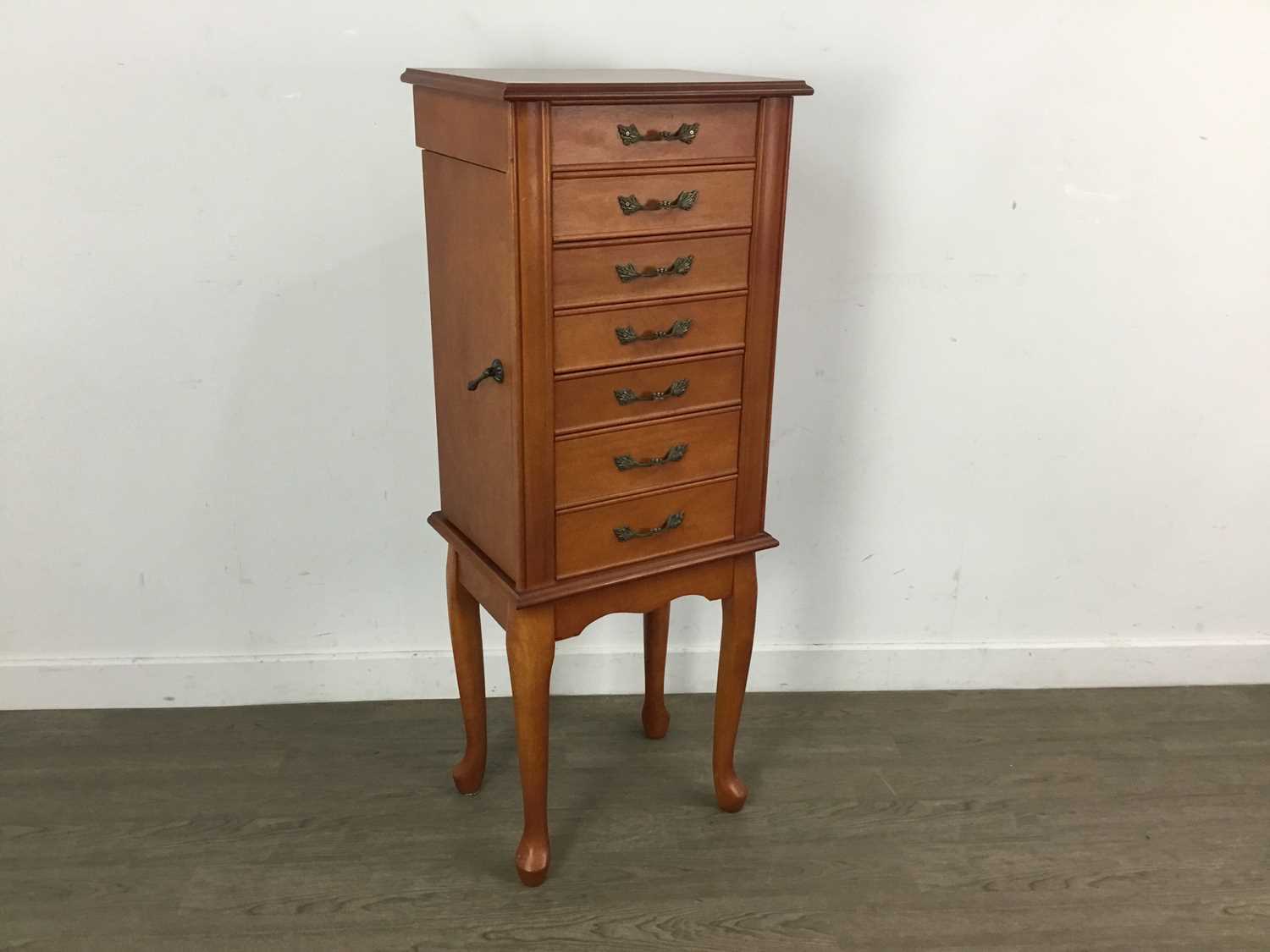 Lot 12 WALNUT CABINET   259499 0 Medium 