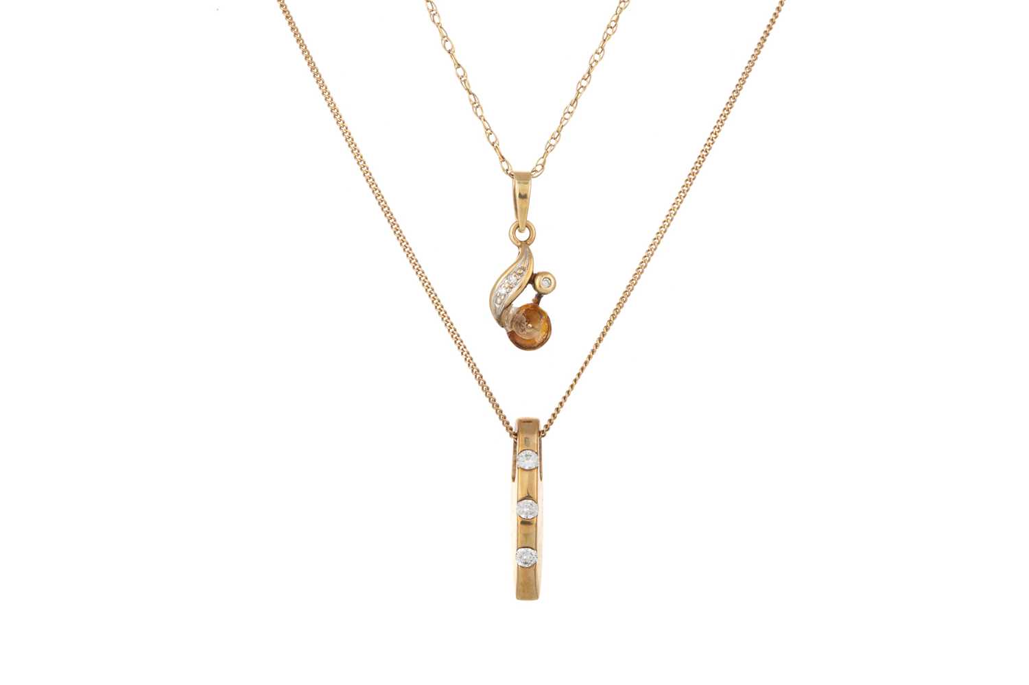 Lot 501 - DIAMOND THREE STONE PENDANT