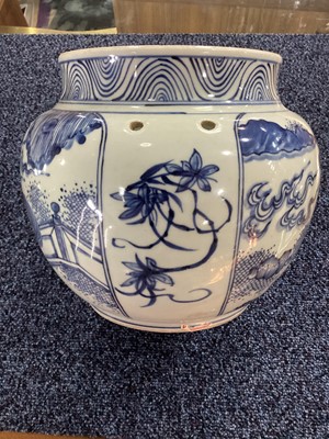 Lot 807 - GROUP OF CHINESE BLUE AND WHITE CERAMICS