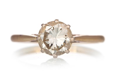 Lot 561 - DIAMOND SOLITAIRE RING