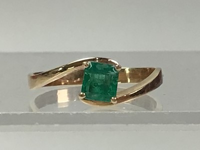 Lot 244 - EMERALD SOLITAIRE RING