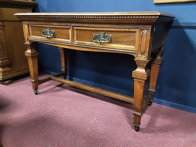 Lot 331 - OAK SIDE TABLE