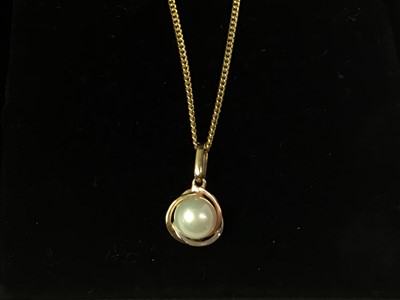 Lot 347 - NINE CARAT GOLD CULTURE PEARL SET