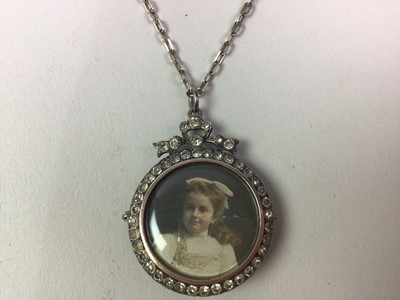 Lot 366 - SILVER AND PASTE NECKLACE