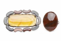Lot 416 - SCOTTISH AGATE AND QUARTZ SET BROOCH with a...