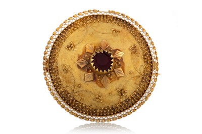 Lot 564 - GARNET CIRCULAR BROOCH