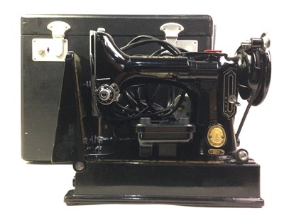 Lot 419 - SINGER FEATHERWEIGHT SEWING MACHINE