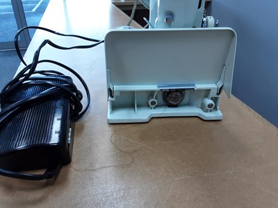 Lot 421 - SINGER FEATHERWEIGHT SEWING MACHINE