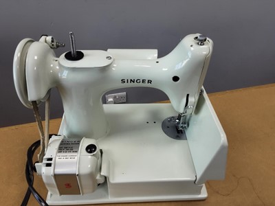 Lot 421 - SINGER FEATHERWEIGHT SEWING MACHINE
