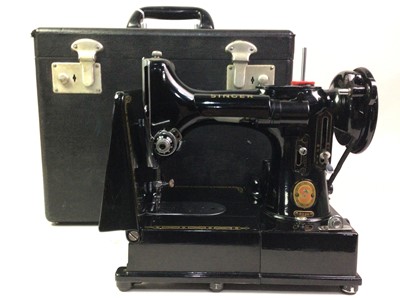 Lot 422 - SINGER FEATHERWEIGHT SEWING MACHINE