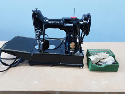Lot 422 - SINGER FEATHERWEIGHT SEWING MACHINE