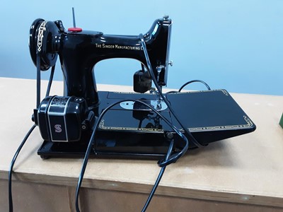 Lot 422 - SINGER FEATHERWEIGHT SEWING MACHINE