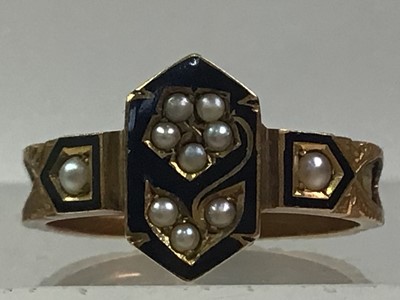 Lot 456 - VICTORIAN 15CT GOLD MOURNING RING