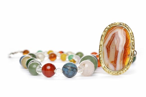 Lot 433 - VICTORIAN BANDED AGATE BROOCH of oval form,...