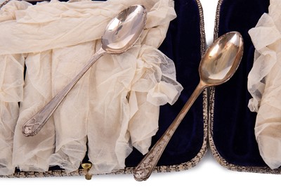 Lot 1254 - TWO CASED GEORGE V SETS OF SILVER TEA SPOONS