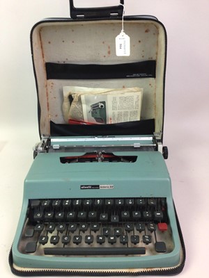 Lot 504 - OLIVETTI LETTERA 32 TYPEWRITER