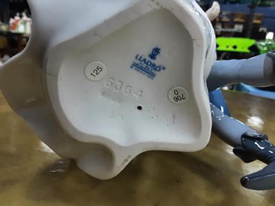 Lot 514 - LLADRO FIGURE OF A BRIDE AND GROOM