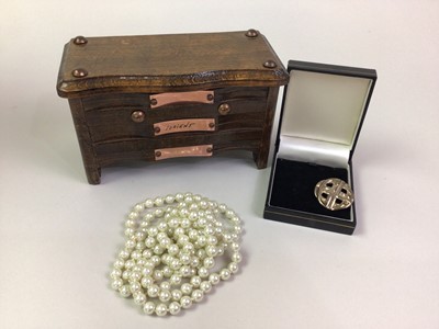 Lot 82 - COLLECTION OF COSTUME JEWELLERY