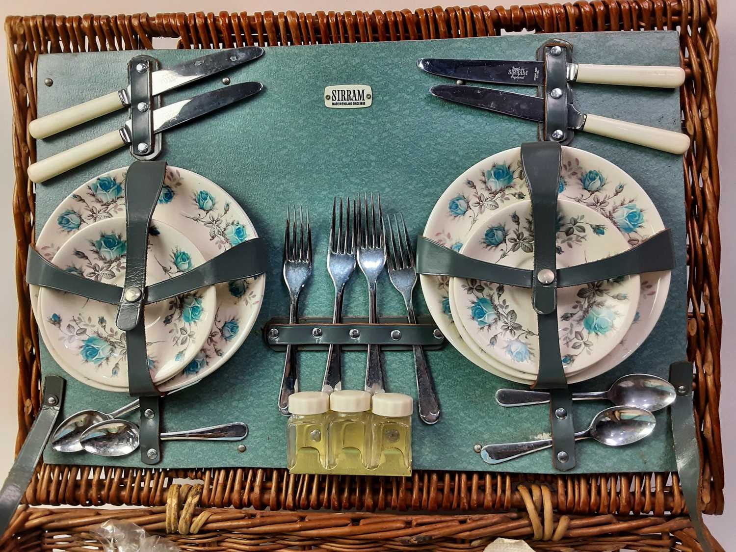 Lot 35 - VINTAGE SIRRAM PICNIC HAMPER