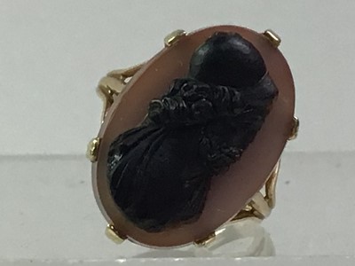 Lot 117 - ANTIQUE GOLD AND HARDSTONE CAMEO RING