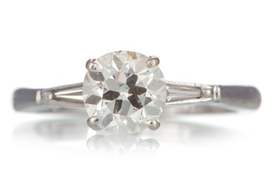 Lot 592 - DIAMOND SOLITAIRE RING