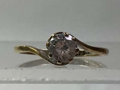Lot 181 - DIAMOND SOLITAIRE RING
