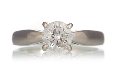 Lot 621 - DIAMOND SOLITAIRE RING