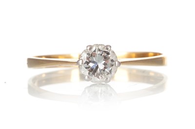 Lot 587 - DIAMOND SOLITAIRE RING