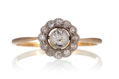 Lot 590 - DIAMOND CLUSTER RING