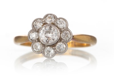 Lot 593 - DIAMOND CLUSTER RING