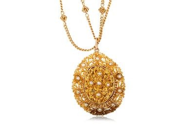 Lot 598 - SEED PEARL PENDANT ON CHAIN.