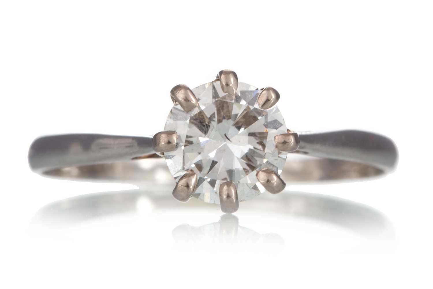 Lot 528 - DIAMOND SOLITAIRE RING