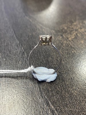 Lot 528 - DIAMOND SOLITAIRE RING