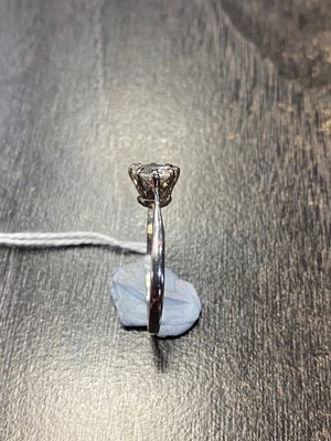 Lot 528 - DIAMOND SOLITAIRE RING