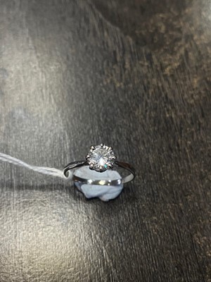 Lot 528 - DIAMOND SOLITAIRE RING