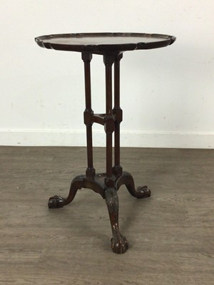 Lot 366 - REPRODUCTION MAHOGANY CIRCULAR TEA TABLE