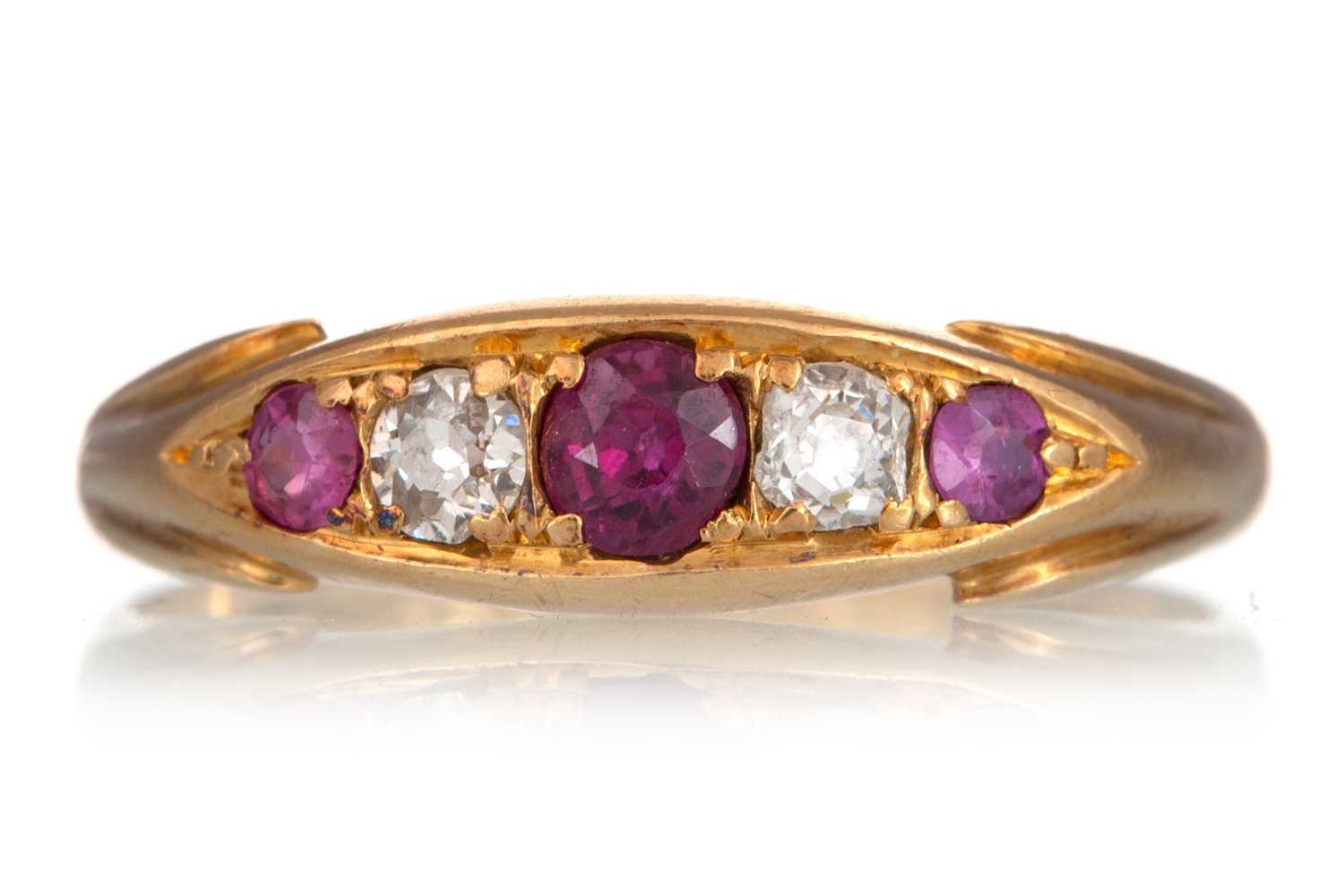 Lot 529 - RUBY AND DIAMOND RING
