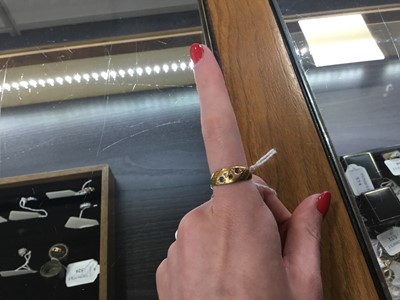 Lot 547 - EIGHTEEN CARAT GOLD RING