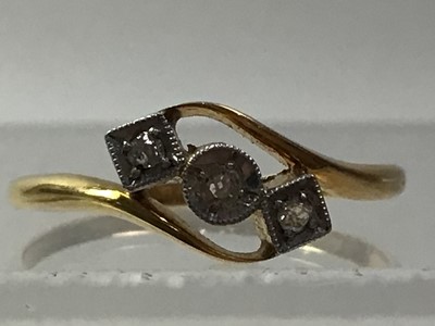 Lot 462 - DIAMOND THREE STONE RING