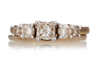 Lot 590 - DIAMOND SOLITAIRE RING