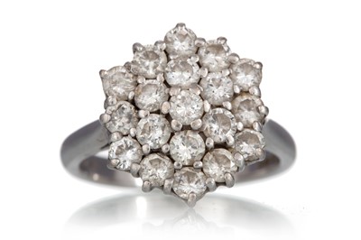 Lot 553 - DIAMOND CLUSTER RING